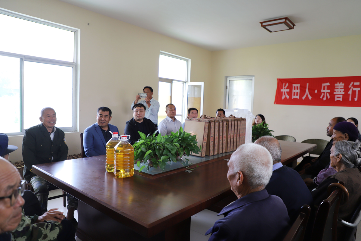 慰問孤寡老人 傳遞濃濃溫情 ——長(zhǎng)田實(shí)業(yè)董事長(zhǎng)張勇為濟(jì)陽街道敬老院老人送去中秋祝福