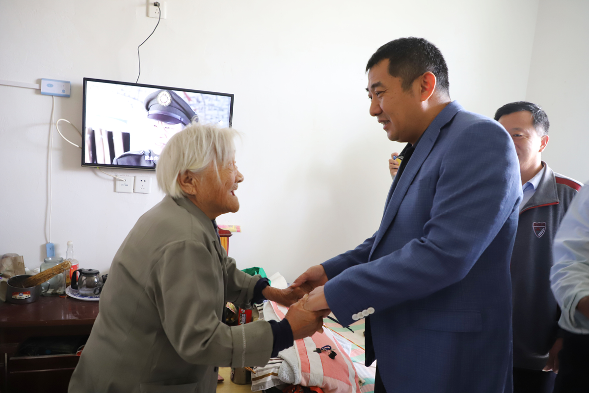 慰問孤寡老人 傳遞濃濃溫情 ——長(zhǎng)田實(shí)業(yè)董事長(zhǎng)張勇為濟(jì)陽街道敬老院老人送去中秋祝福