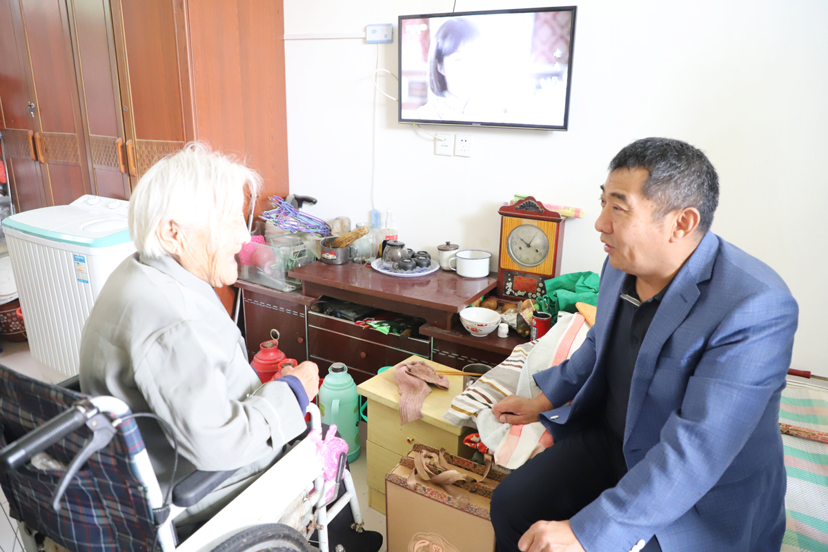 慰問孤寡老人 傳遞濃濃溫情 ——長(zhǎng)田實(shí)業(yè)董事長(zhǎng)張勇為濟(jì)陽街道敬老院老人送去中秋祝福