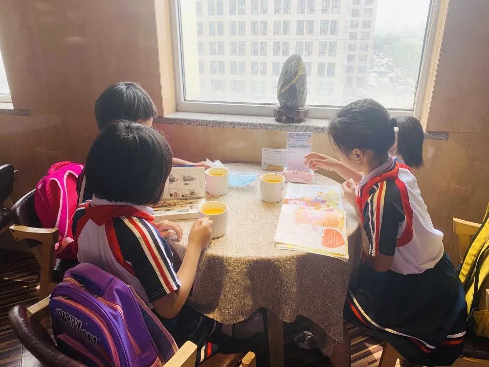 大手牽小手 溫情暖童心 —華百?gòu)V場(chǎng)攜手區(qū)婦聯(lián)、肯德基開(kāi)展六一兒童節(jié)獻(xiàn)愛(ài)心活動(dòng)