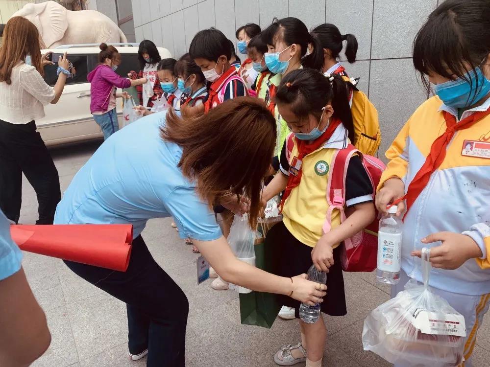 大手牽小手 溫情暖童心 —華百?gòu)V場(chǎng)攜手區(qū)婦聯(lián)、肯德基開(kāi)展六一兒童節(jié)獻(xiàn)愛(ài)心活動(dòng)