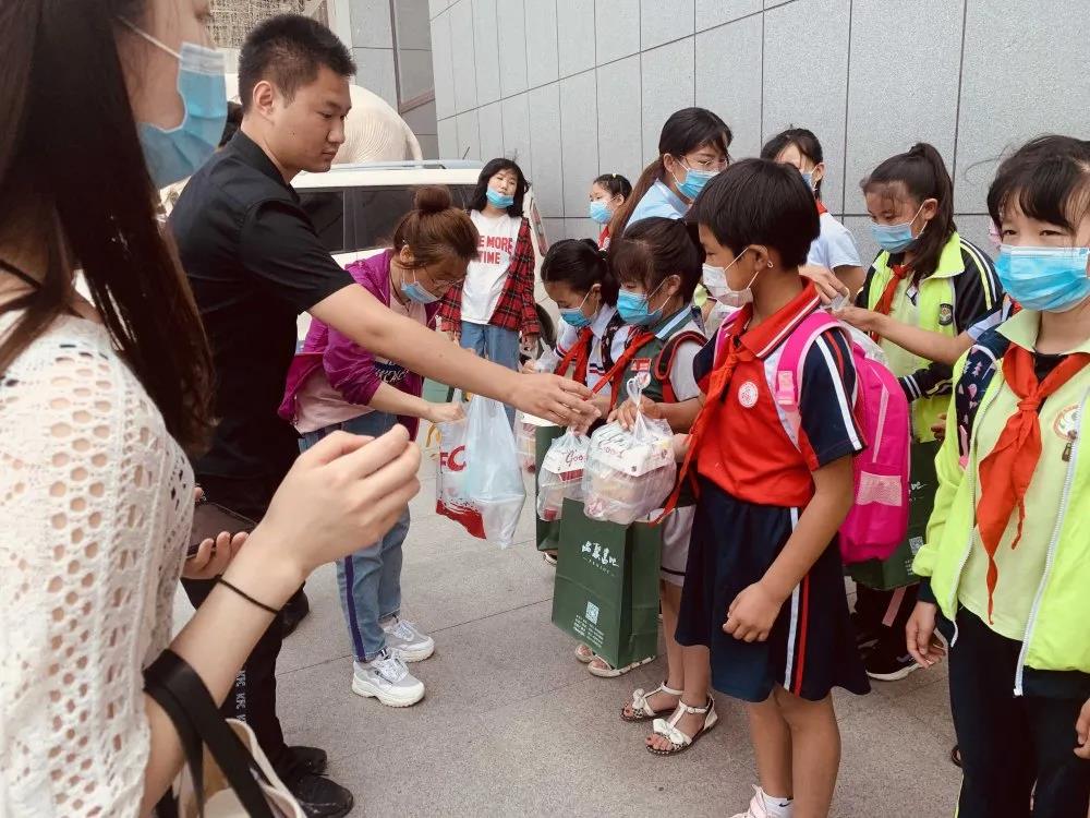 大手牽小手 溫情暖童心 —華百?gòu)V場(chǎng)攜手區(qū)婦聯(lián)、肯德基開(kāi)展六一兒童節(jié)獻(xiàn)愛(ài)心活動(dòng)