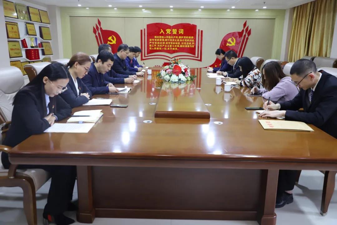 12月2日，長田實業(yè)黨支部在黨員會議室召開黨員大會，討論李少峰等3名預(yù)備黨員轉(zhuǎn)正事宜。濟北開發(fā)區(qū)黨建辦李陽同志、趙亞中同志到會指導(dǎo)。長田實業(yè)黨員、預(yù)備黨員參加會議，黨支部書記張勇主持會議。  