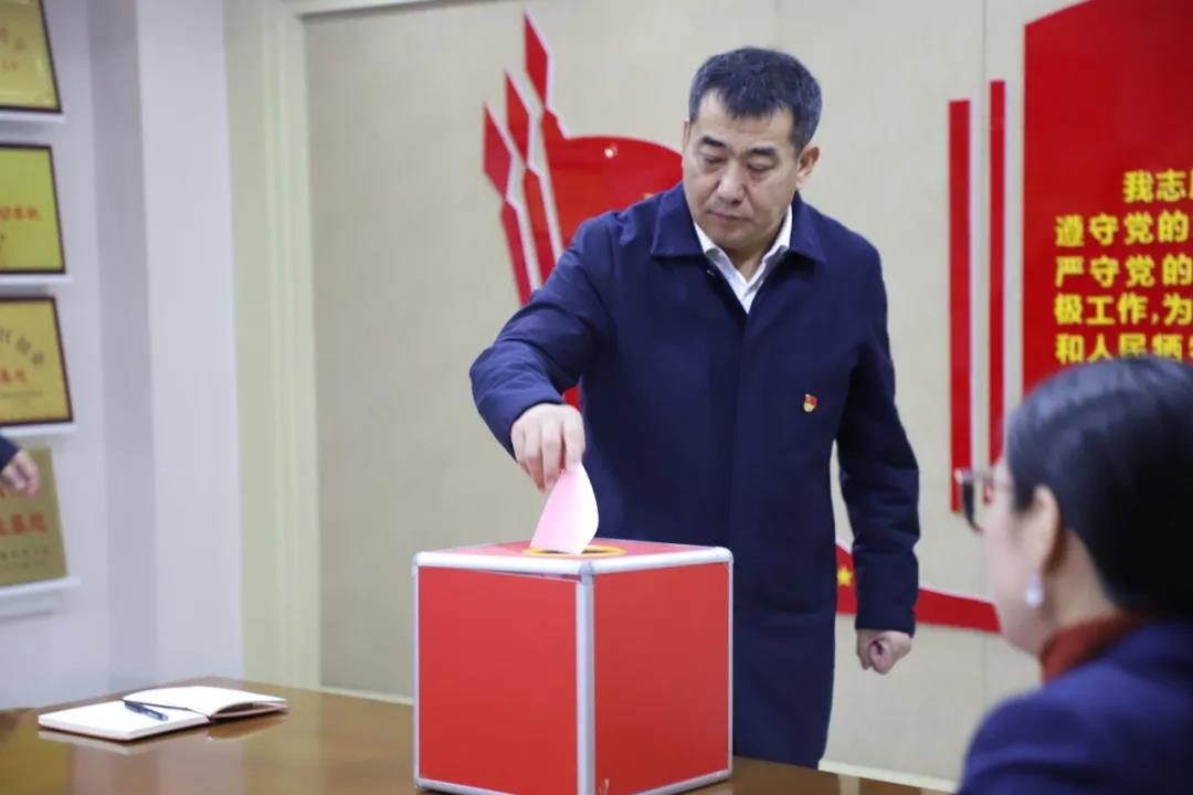 12月2日，長田實業(yè)黨支部在黨員會議室召開黨員大會，討論李少峰等3名預(yù)備黨員轉(zhuǎn)正事宜。濟北開發(fā)區(qū)黨建辦李陽同志、趙亞中同志到會指導(dǎo)。長田實業(yè)黨員、預(yù)備黨員參加會議，黨支部書記張勇主持會議。  