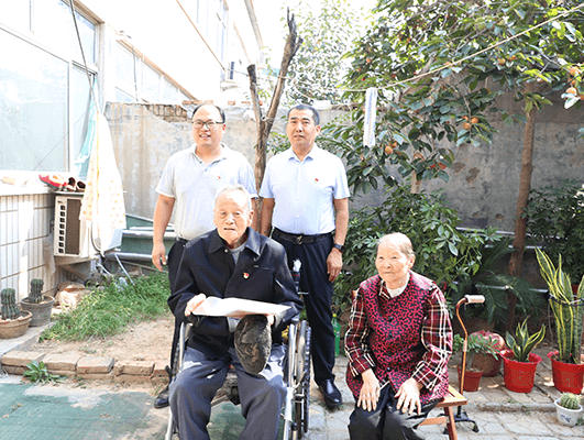 長(zhǎng)田實(shí)業(yè)黨支部書記張勇為老黨員佩戴黨徽 為老人送去祝福